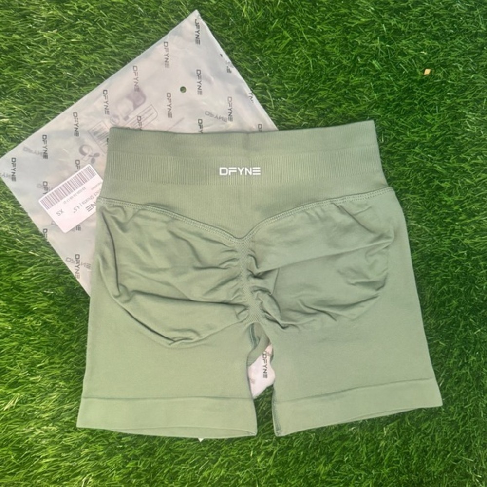 Dfyne impact shorts 4.5" pistachio extra small